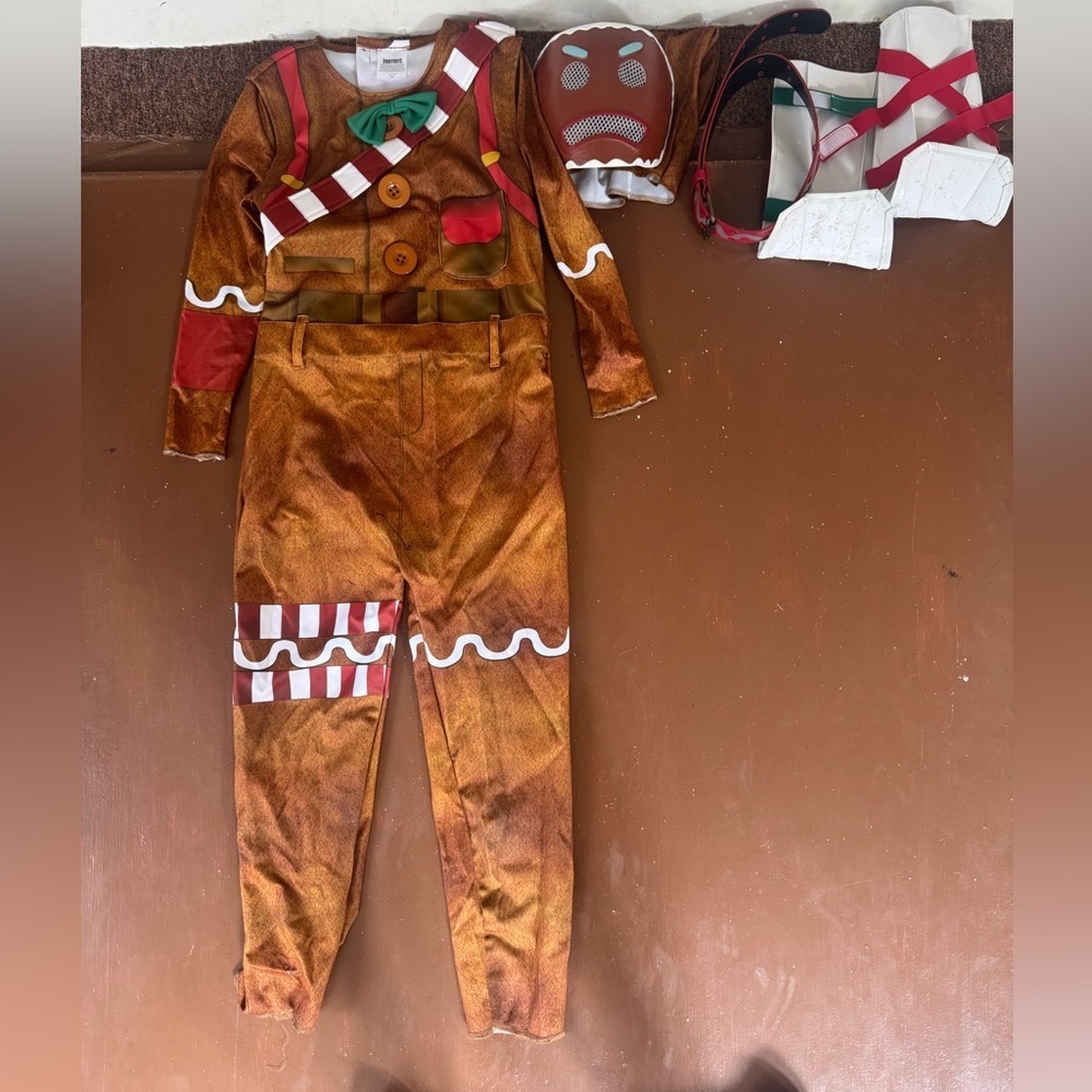 FORTNITE Merry Marauder costume - Youth M (8/10) - Picture 2 of 11